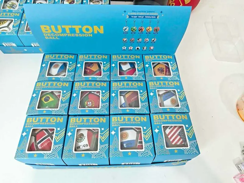 Pelota Antiestrés Mecánica con Botones de Fútbol – Llavero Retráctil para Aliviar la Ansiedad, Probador de Switches, Coleccionable para Fanáticos del Mundial (7*7*0 cm, 22.0 g)